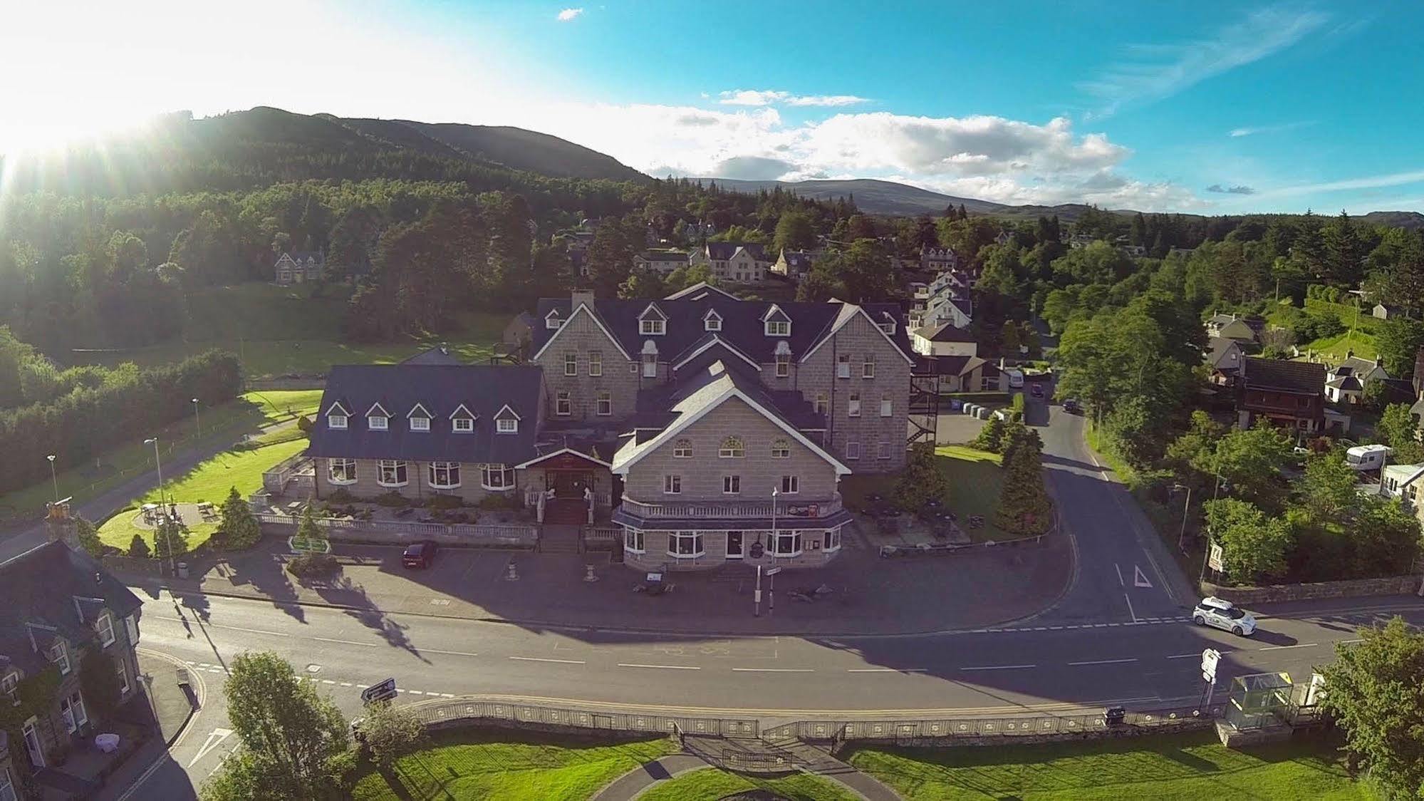Duke Of Gordon Hotel Kingussie Exterior foto