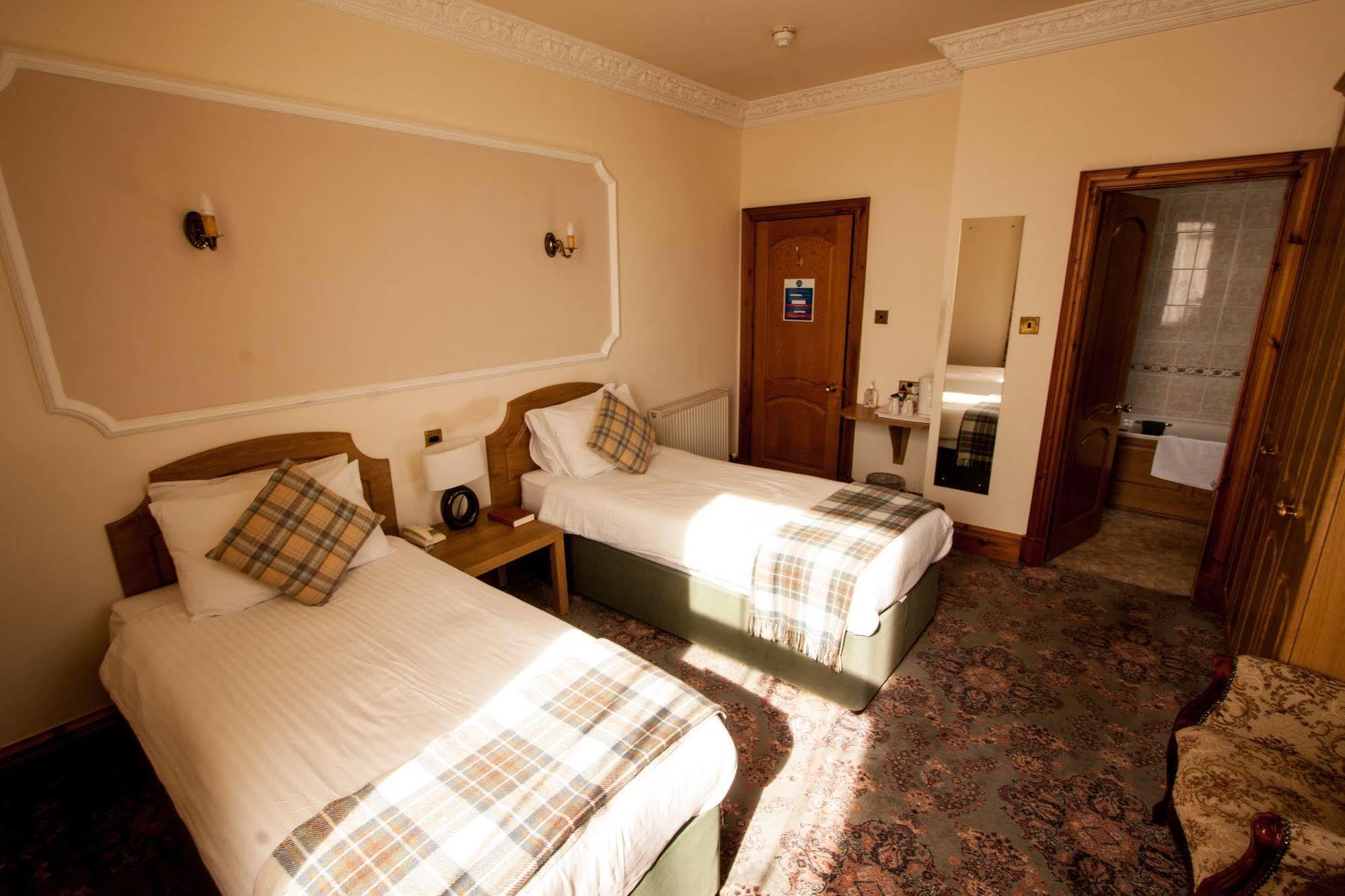 Duke Of Gordon Hotel Kingussie Exterior foto