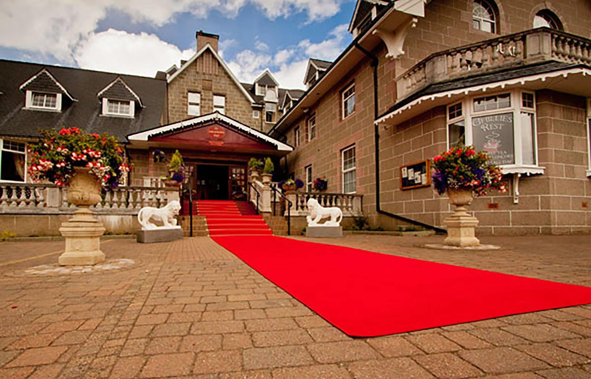 Duke Of Gordon Hotel Kingussie Exterior foto